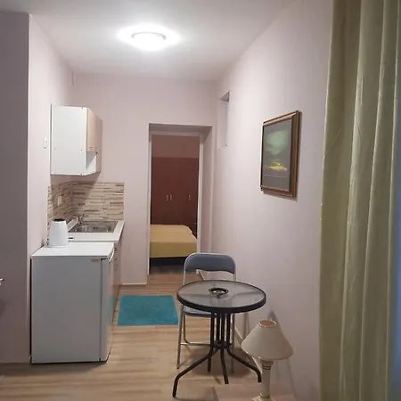 招待所 House *